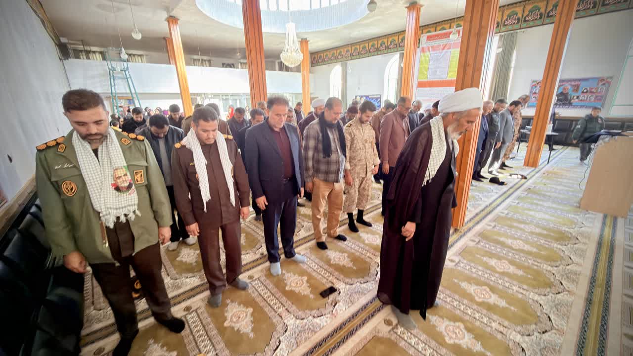 حضور فرماندار، امام جمعه و اعضای شورای تامین در مراسم استقبال از پیکر مطهر شهید گمنام